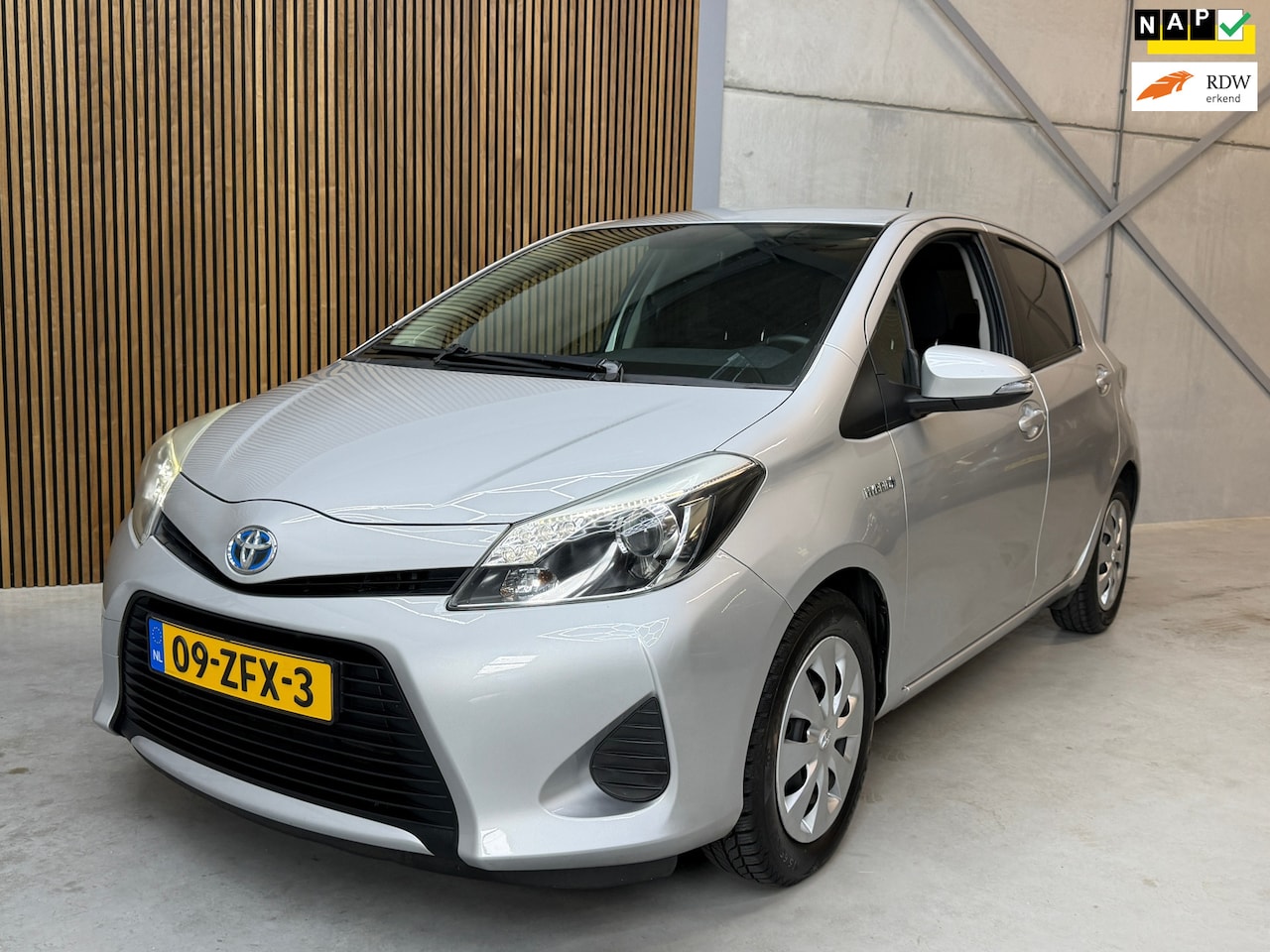 Toyota Yaris - 1.5 Full Hybrid Aspiration | AUTOMAAT | APPLE CARPLAY | CAMERA | TREKHAAK | LED | - AutoWereld.nl