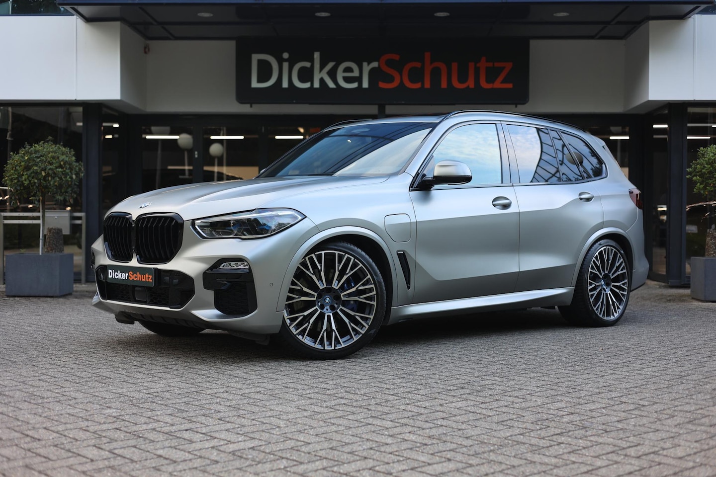 BMW X5 - xDrive45e M Sport | B & W| | Pano | Trekhaak | Carbon - AutoWereld.nl