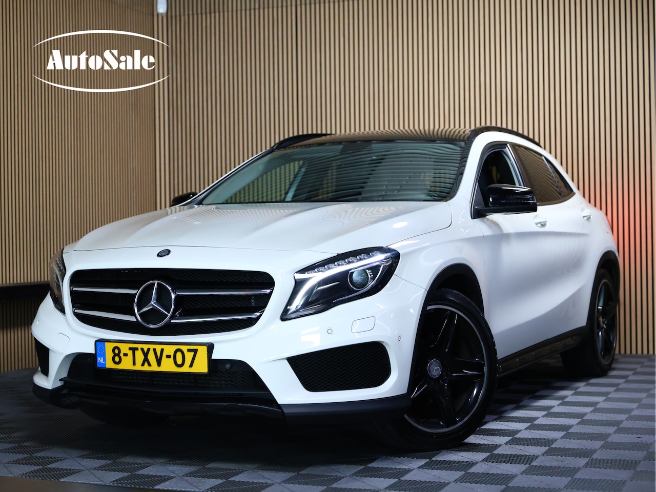 Mercedes-Benz GLA-Klasse - 200 Prestige Comfort AVM NAVI PANO PDC CLIMA CRUISE BT KEYLESS KUIPST `14 - AutoWereld.nl