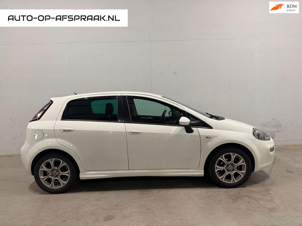 Fiat Punto Evo - 1.3 M-Jet Lounge 5drs. Navi Clima Cruise PDC Trekhaak - AutoWereld.nl