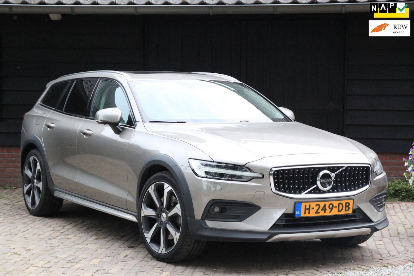 Volvo V60 Cross Country - 2.0 D4 AWD Intro Edition Panorama-Elek,Dak/360 Camera/Parkeersensor v,a - AutoWereld.nl