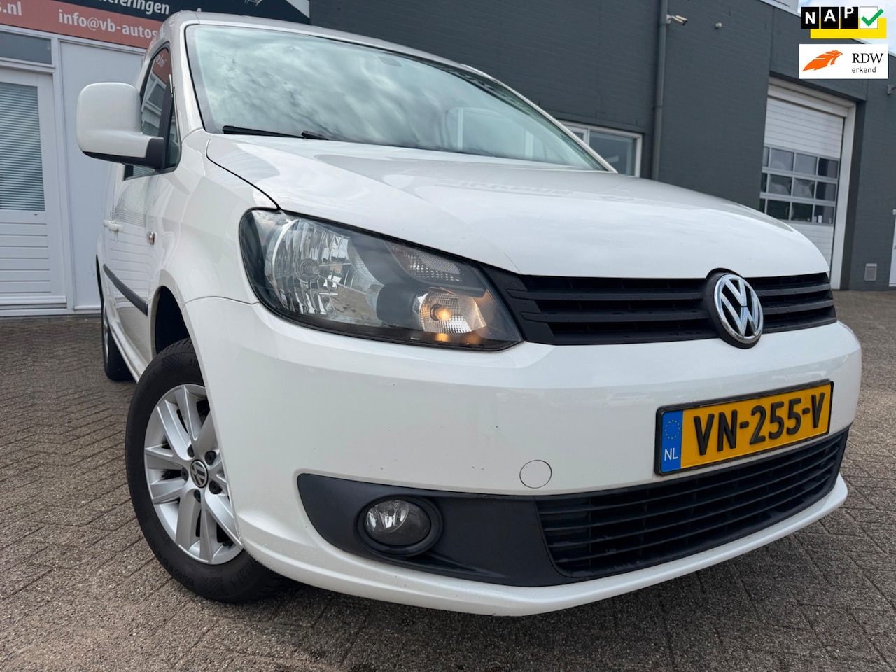 Volkswagen Caddy - 1.6 TDI van 1ste Eig met parkeersensoren en trekhaak en navigatie en bluetooth en cruise c - AutoWereld.nl