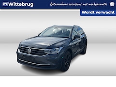 Volkswagen Tiguan - 1.4 TSI eHybrid 245PK Life / Zwenkbare Trekhaak / Parkeersensoren V+A / Dodehoek Sensor /