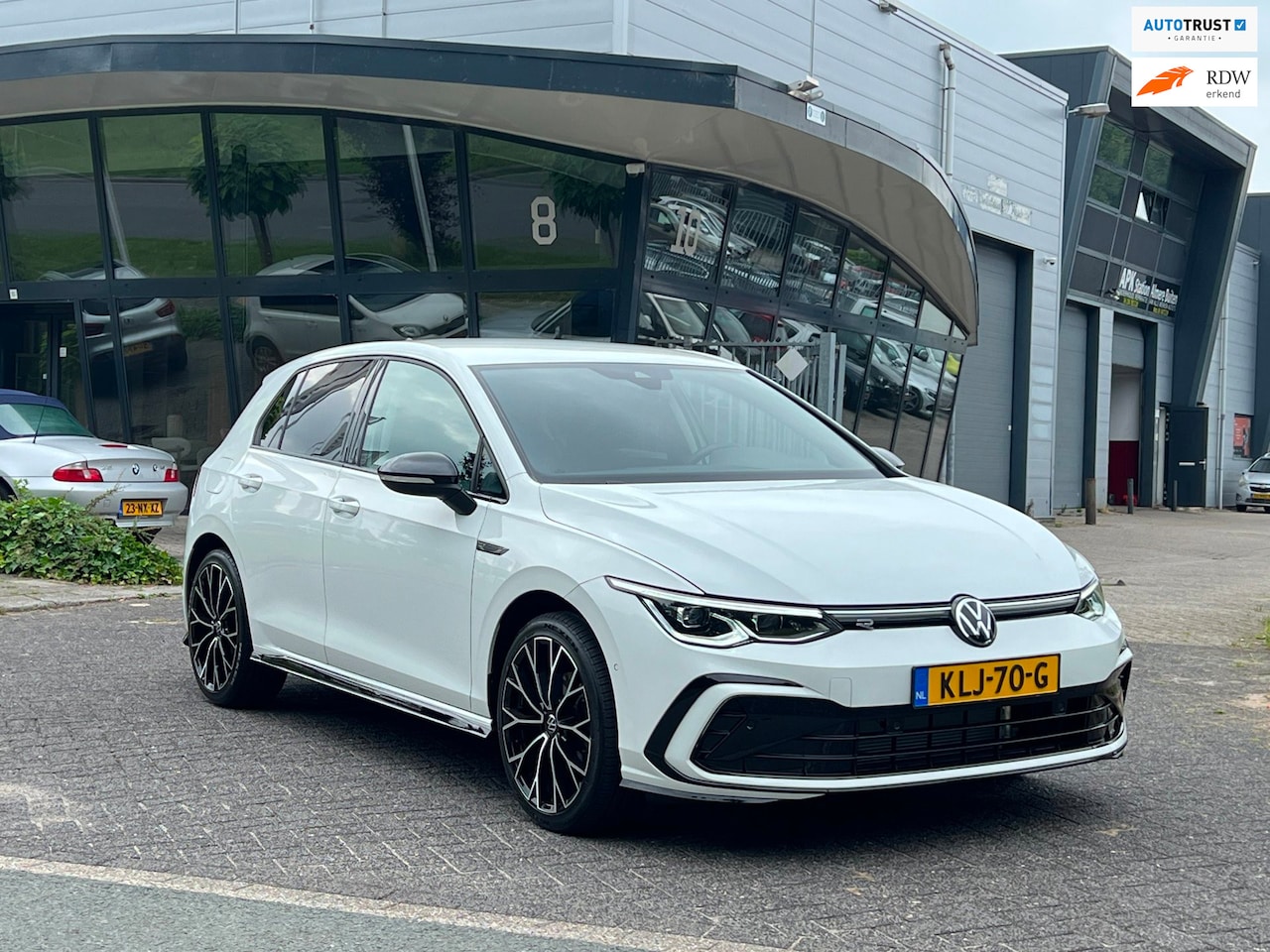 Volkswagen Golf - 8 1.5 eTSI R-Line 7-DSG LED CARPLAYY - AutoWereld.nl
