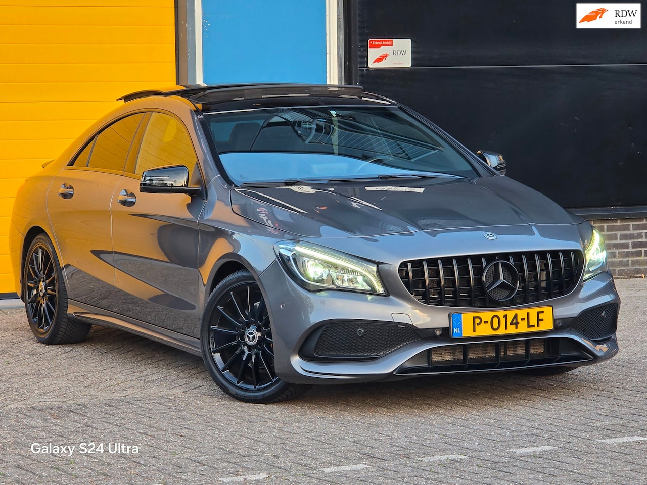 Mercedes-Benz CLA-Klasse - 200 AMG 45 Look / Aut / 163 Pk / Navi / Camera / Cruise Control / F1 Flippers / Open Panor - AutoWereld.nl