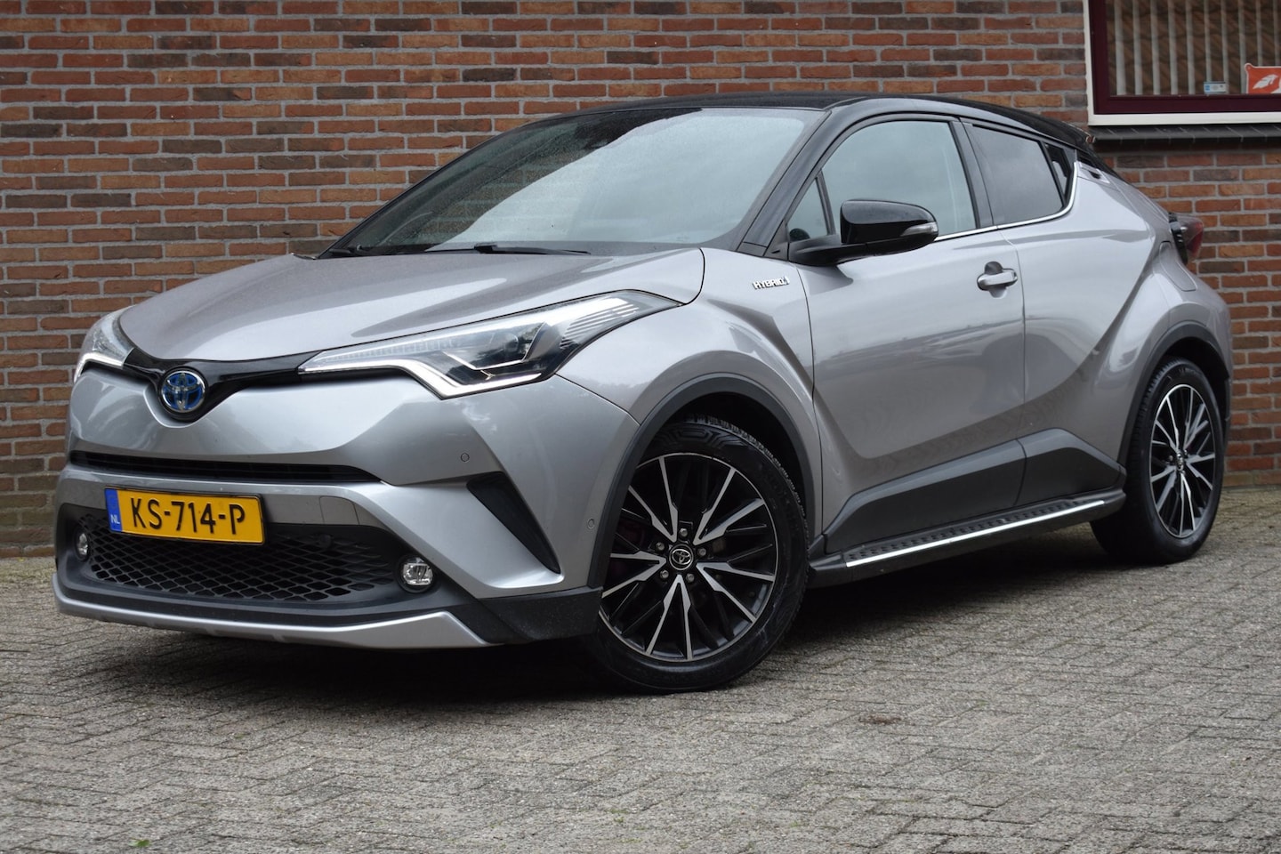 Toyota C-HR - 1.8 Hybrid Bi-Tone Plus '16 Leder Clima Navi Cruise Inruil mogelijk - AutoWereld.nl