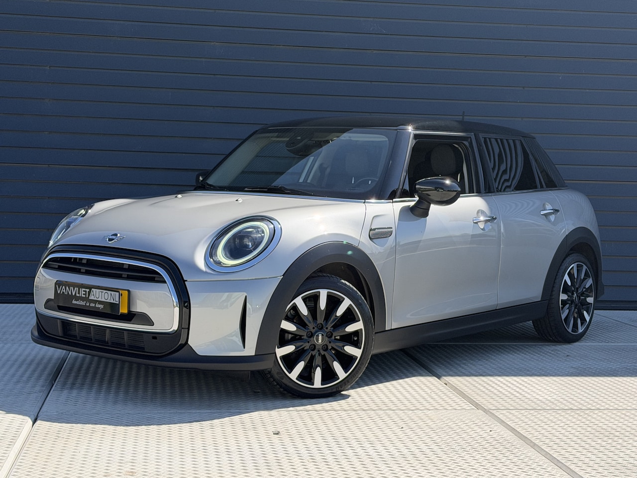 MINI Cooper - Mini 1.5 136 PK Camden Plus Edition Automaat / Camera / Navigatie - AutoWereld.nl