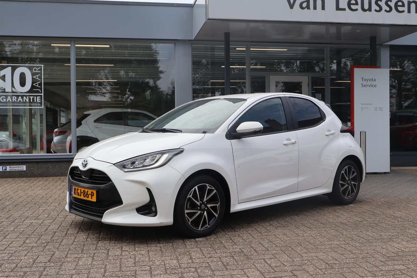 Toyota Yaris - 1.5 Hybrid 115 DYNAMIC LED KOPLAMPEN STOELVERW. CAMERA AD-CRUISE CLIMA APPLE/ANDROID - AutoWereld.nl
