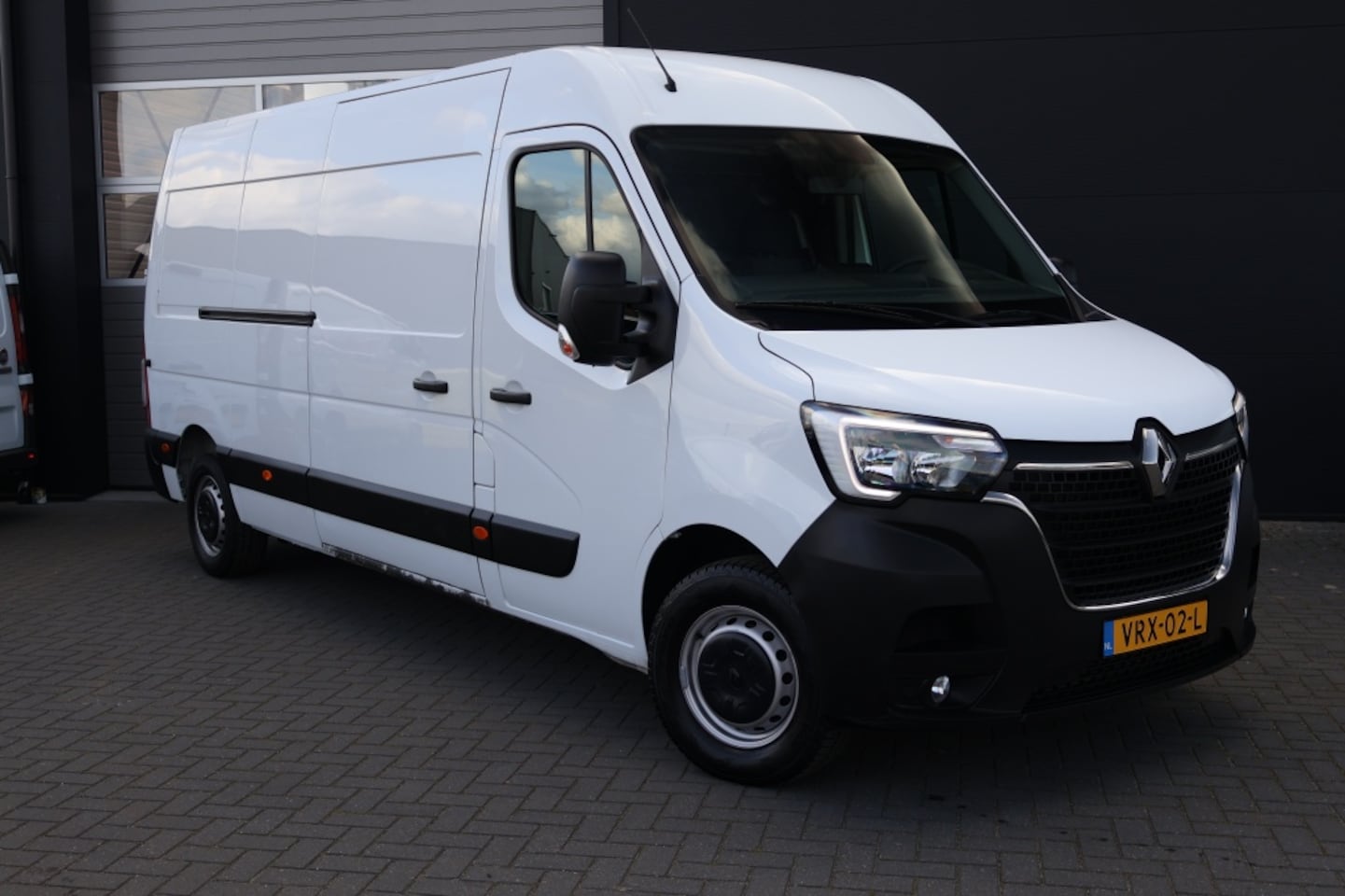 Renault Master - T35 2.3dCi L3H2 Comfort | Camera | Carplay | Cruise Control - AutoWereld.nl