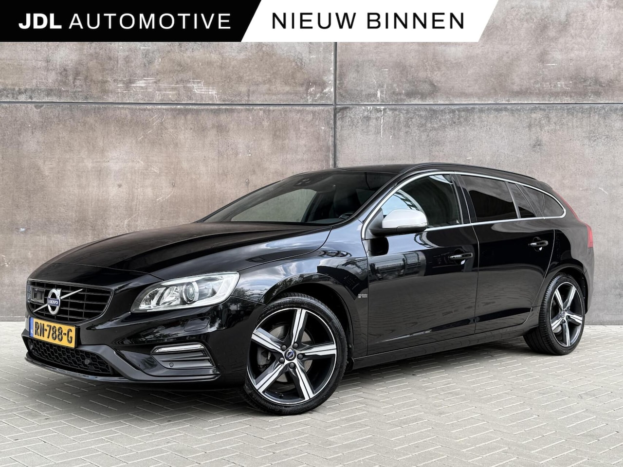 Volvo V60 - 2.0 T4 R-Design | Trekhaak | Standkachel | Navigatie | Camera | Adaptieve Cruise | Recent - AutoWereld.nl
