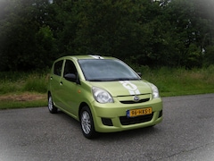 Daihatsu Cuore - 1.0 Trend . 5 Deurs . Lichtmetalen velgen . Centrale deurvergrendeling . Audio . enz