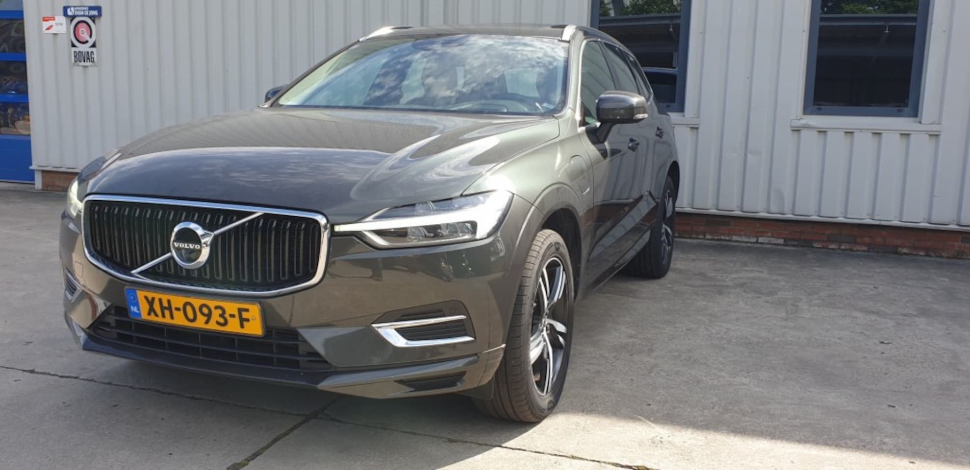 Volvo XC60 - 2.0 T8 TWIN ENGINE AWD 304 pk MOMENTUM  Panoramadak - AutoWereld.nl