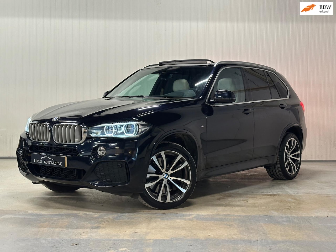 BMW X5 - XDrive50i High Executive | PANO | M-SPORT | HUD | HARMAN KARDON | CARBONSCHWARZ - AutoWereld.nl