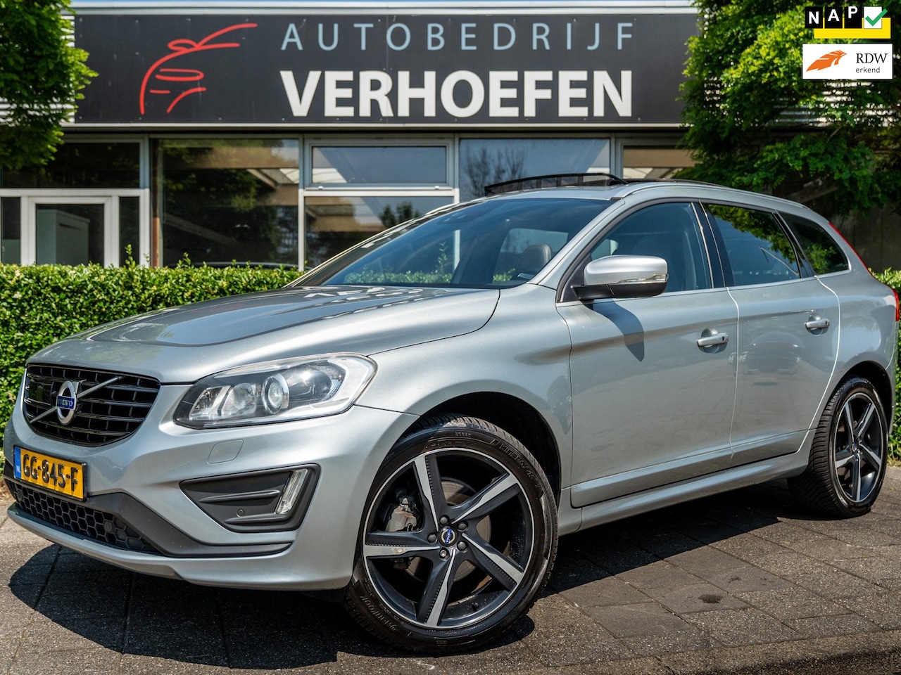 Volvo XC60 - 2.0 T5 FWD R-DESIGN | PANORAMA | STUUR / STOELVERWARM | CAMERA | MEMORY SEATS | LANE ASSIS - AutoWereld.nl
