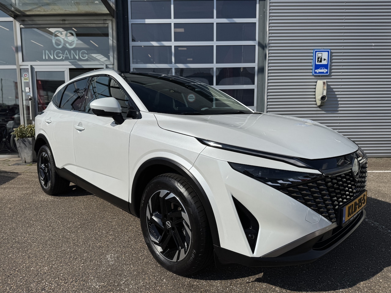 Nissan Qashqai - 1.3 MHEV Xtronic N-Connecta pano stoelverw head up - AutoWereld.nl