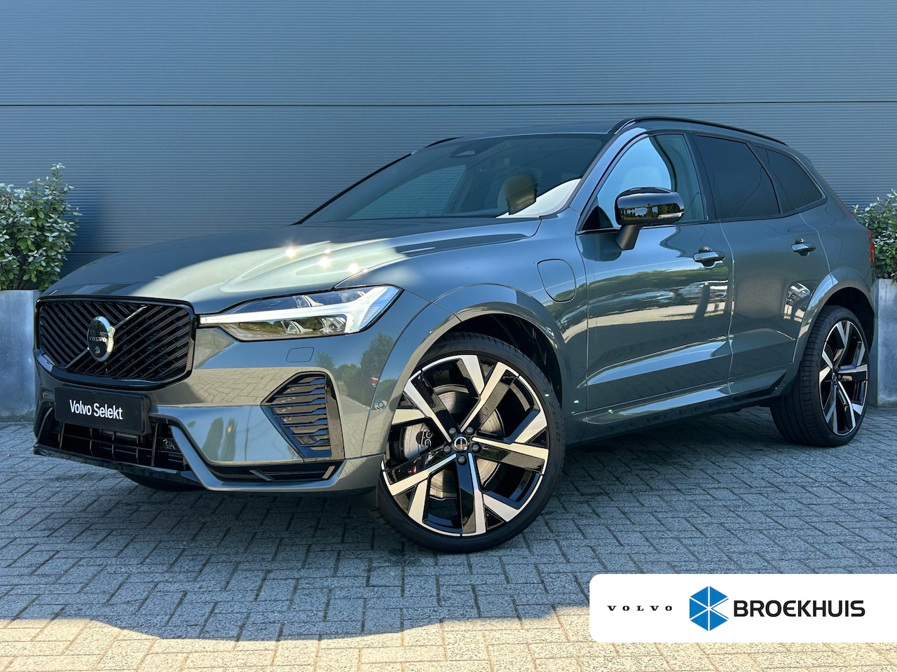 Volvo XC60 - 2.0 T6 Plug-in hybrid AWD Ultra Dark | Luchtvering | Trekhaak | HUD | Bowers & Wilkins | P - AutoWereld.nl