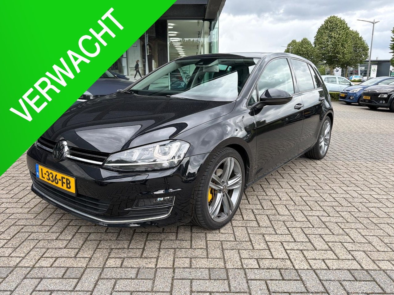 Volkswagen Golf - 1.4 TSI ACT Connected Series | Navigatie | Xenon | R-line pakket | Massage Stoelen | Xenon - AutoWereld.nl