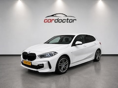 BMW 1-serie - 118i High Executive - AUTOMAAT - NEW APK - DODEHOEK DETECTIE - CARPLAY