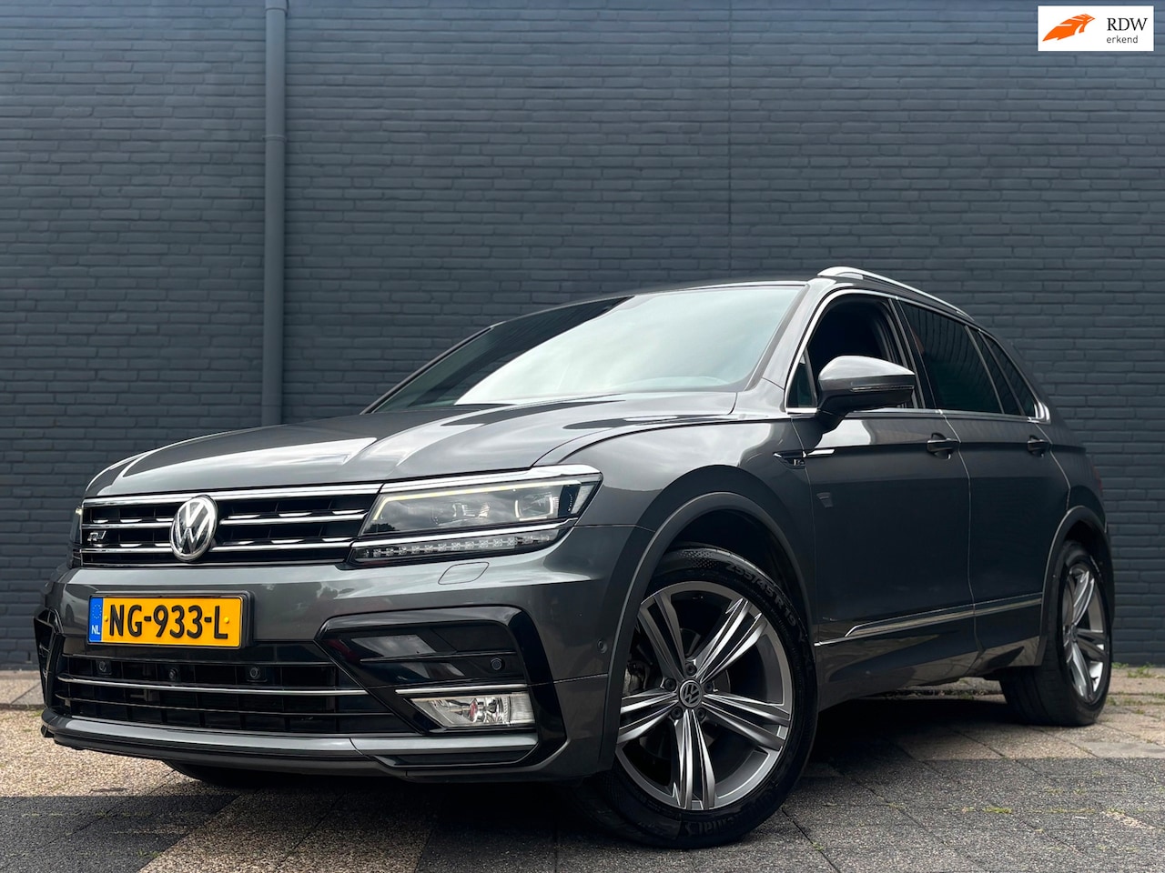 Volkswagen Tiguan - 1.4 TSI | R-Line | Navigatie | Trekhaak | Stoelverwarming | Camera | Virtual Cockpit - AutoWereld.nl