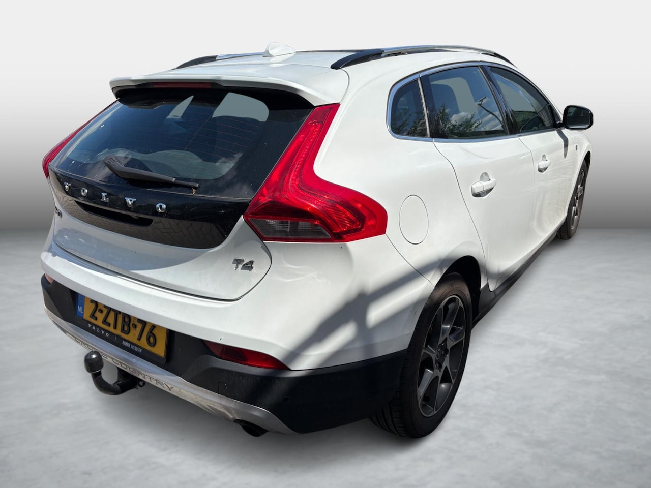 Volvo V40 Cross Country - 1.6 T4 Ocean Race | Trekhaak | Panoramadak | Achteruitrijcamera | Parkeersensoren | Ledere - AutoWereld.nl