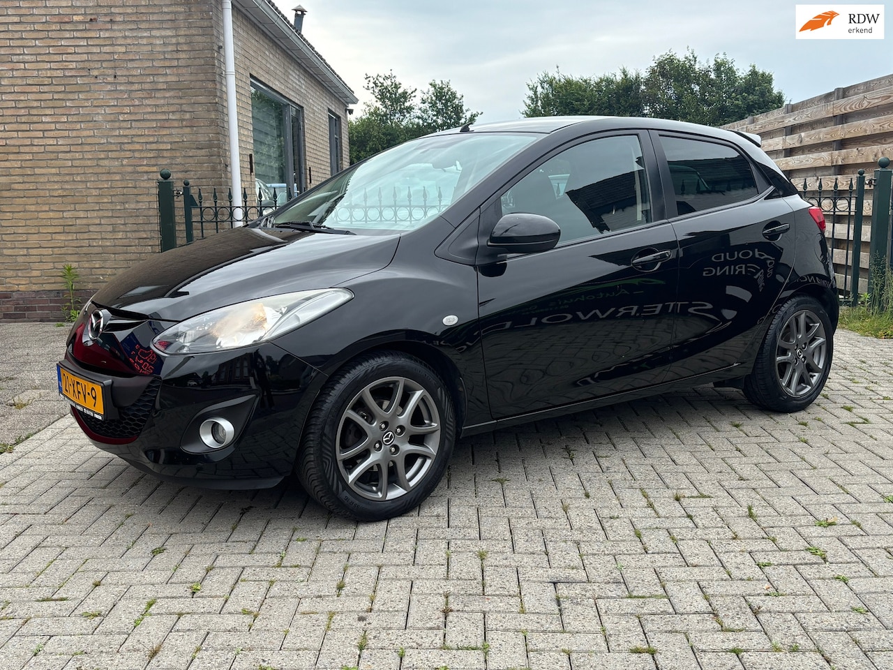 Mazda 2 - 1.3 BIFUEL Navigator GT | airco | cruise | trekhaak | 5drs | navi | stoel verwarming ! - AutoWereld.nl