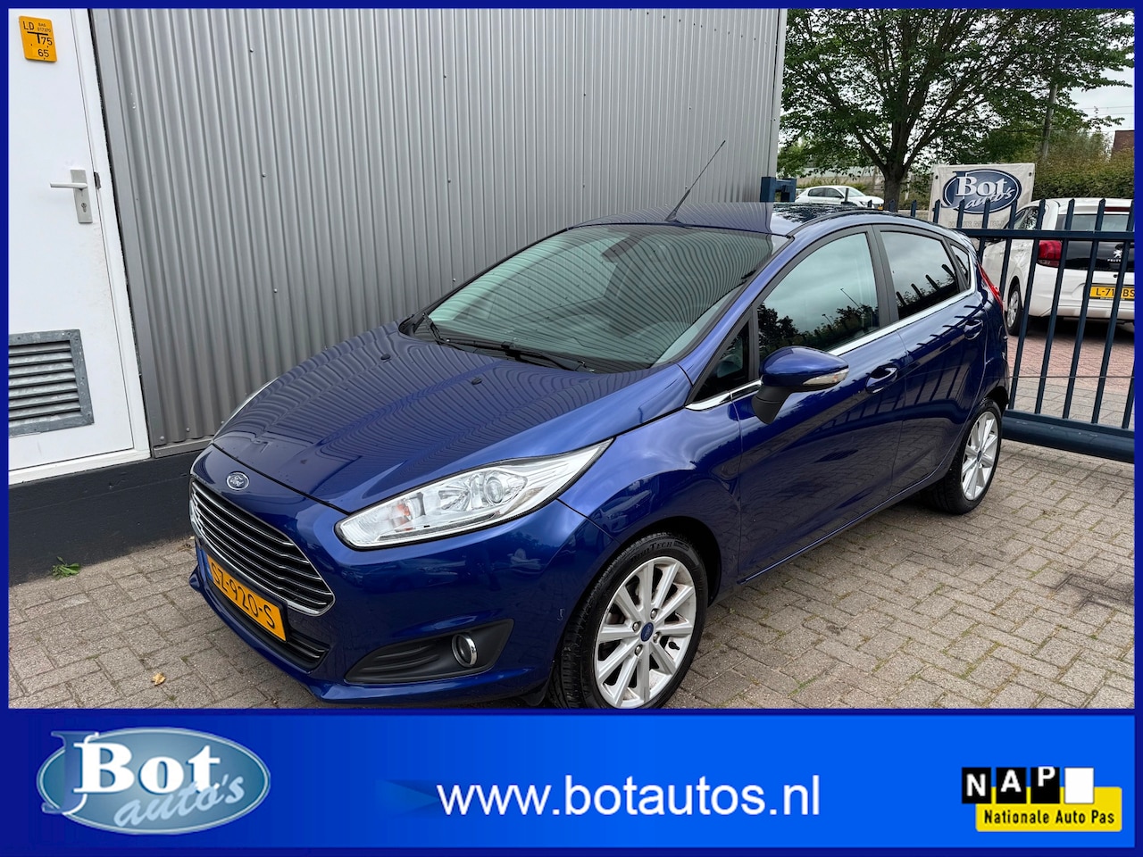 Ford Fiesta - 1.0 EcoBoost Titanium / NAVIGATIE / CLIMATE / CRUISE CONTROL / TREKHAAK / LMV / PARKEERSEN - AutoWereld.nl