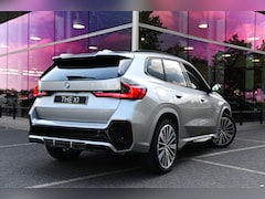 BMW X1 - xDrive25e M Sport Automaat / Panoramadak / Trekhaak / Sportstoelen / M Adaptief onderstel