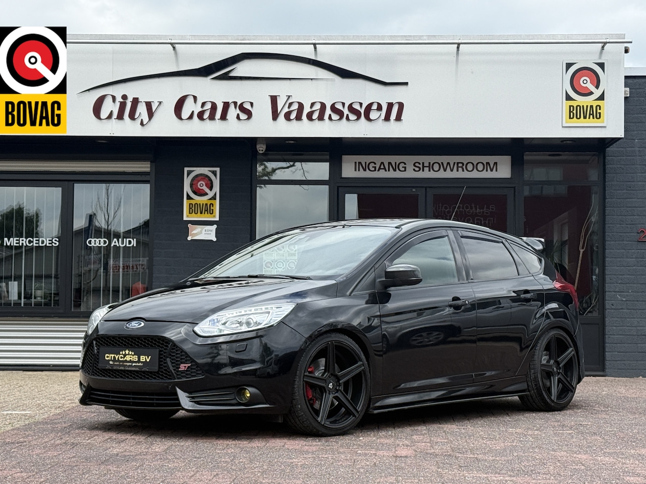 Ford Focus - 2.0 EcoBoost ST-3 300 pk apple carplay camera recaro stoelen maxton spoiler pakket climate - AutoWereld.nl