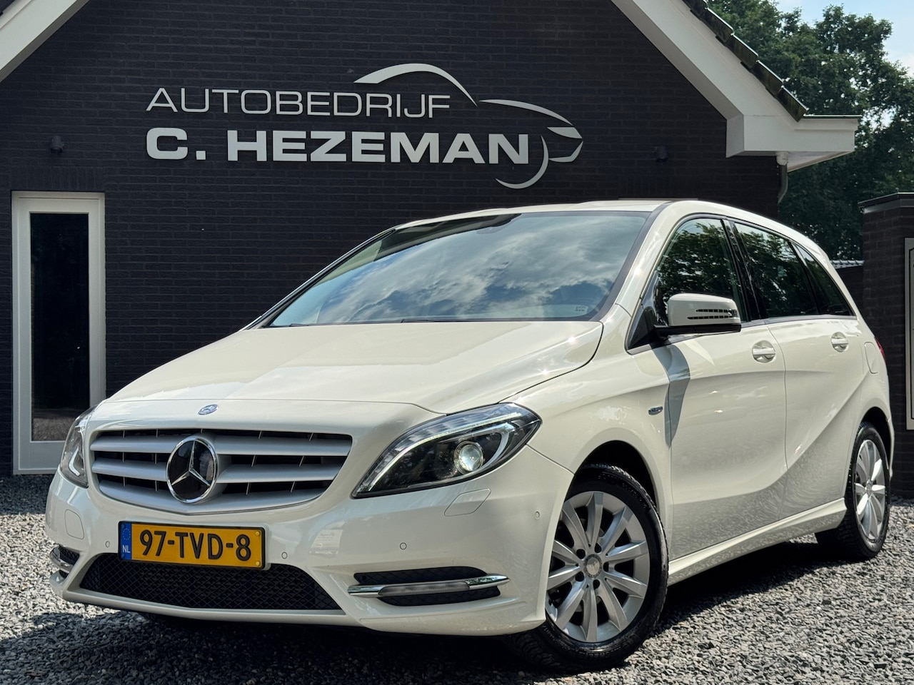 Mercedes-Benz B-klasse - 180 Ambition Automaat Xenon Navigatie Cruise Control Climate Control MF Stuurwiel Leder - AutoWereld.nl