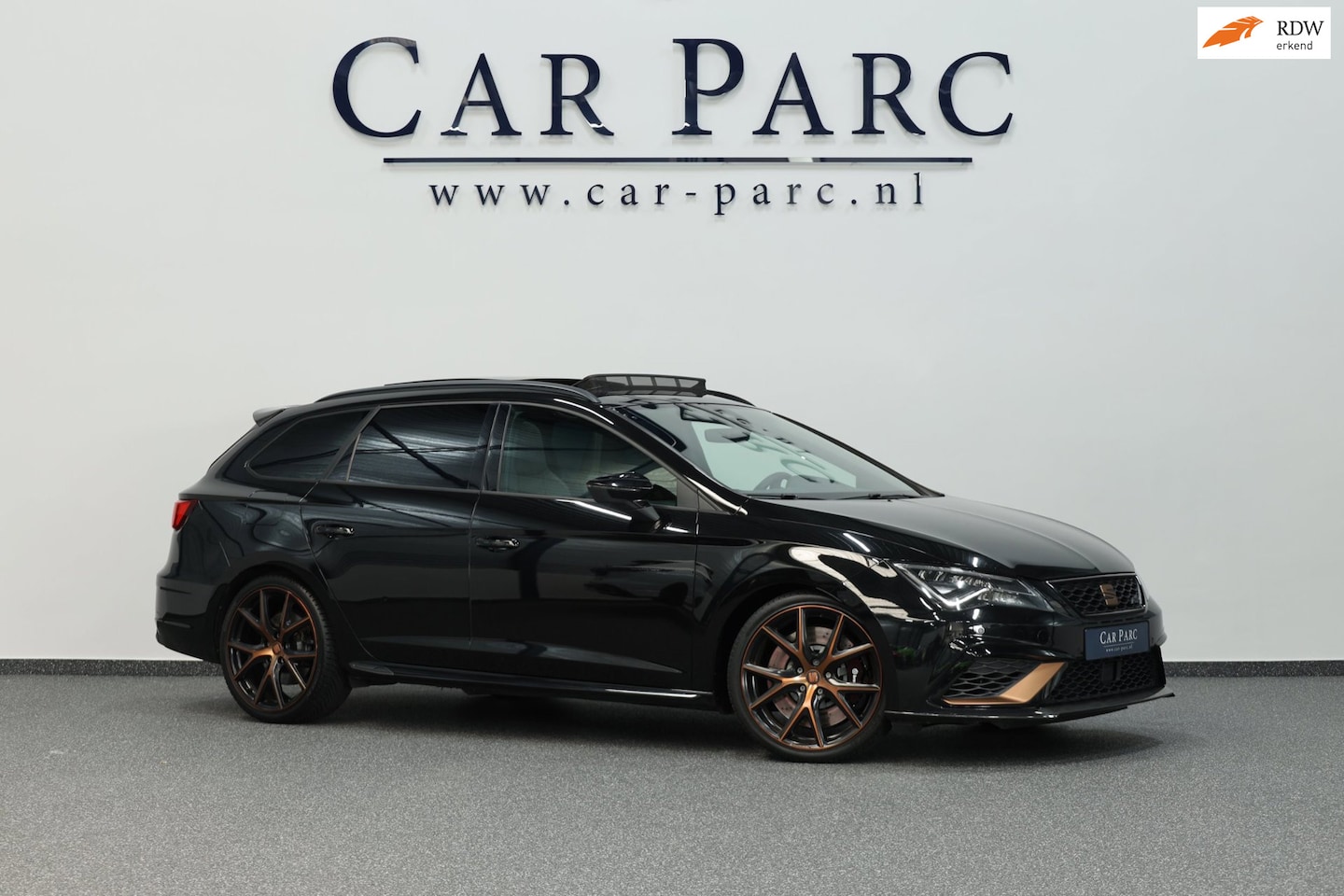 SEAT Leon ST - 2.0 TSI 4DRIVE CUPRA R 300+PK LED/CARBON/VIRTUAL/SFEER/PANO/ALCANTARA+S.VERWARMING/19" LMV - AutoWereld.nl
