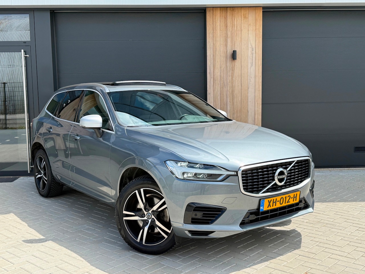 Volvo XC60 - 2.0 T8 Twin Engine AWD R-Design PANO|BTW|LEER|TREKHAAK|CAMERA|VOL - AutoWereld.nl