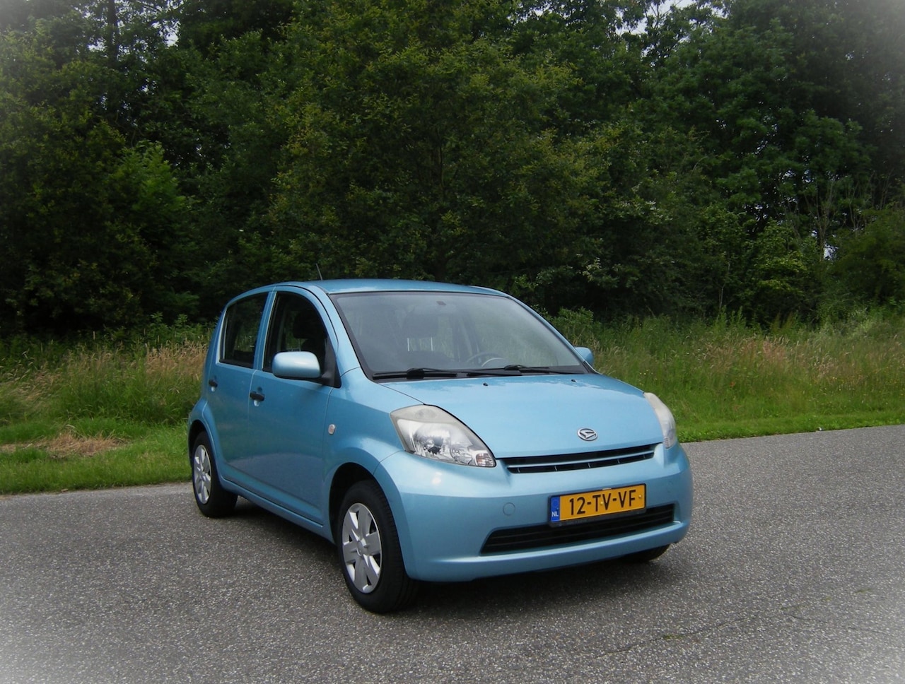 Daihatsu Sirion 2 - 1.3-16V Comfort AUTOMAAT . 5 Deurs . Elec ramen en spiegels . enz - AutoWereld.nl