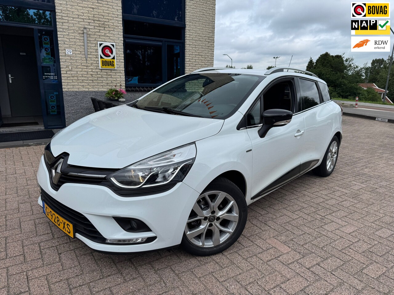 Renault Clio Estate - 0.9 TCe Limited- nav- bluetooth - AutoWereld.nl