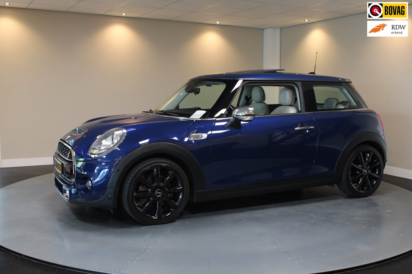 MINI Cooper S - Mini 2.0 Chili Serious Business *Pano* JCW-Stuur|Leer|Stoelverw.|Camera|DAB|BT - AutoWereld.nl