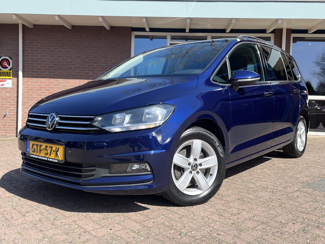 Volkswagen Touran - 1.5 TSI Highline 7p | Trekhaak | Adapt. Cruise | Clima | Stoelverwaming | Park. Sens. V+A - AutoWereld.nl