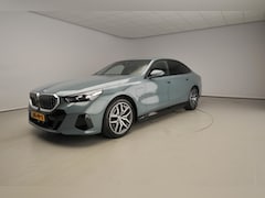 BMW 5-serie - Sedan 530e | M-Sportpakket | LED | Navigatie | Active Cruise | Sportstoelen | Elektrische