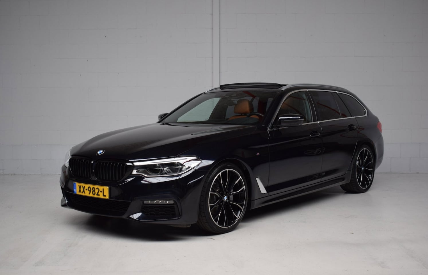 BMW 5-serie Touring - 520i 184PK AUT8 M-SPORT ORG.NED / PANORAMADAK / 360 CAMERA / 20INCH / HEAD-UP / NAP / CARP - AutoWereld.nl