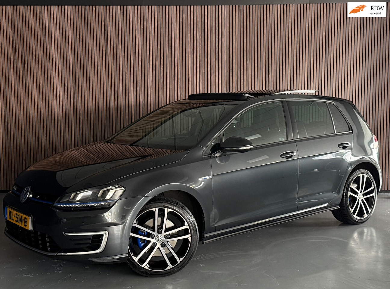 Volkswagen Golf - 1.4 TSI GTE Connected Series PANORAMADAK/KEYLESS ENTRY&GO/APPLE CARPLAY/ACC/CAMERA/DODEHOE - AutoWereld.nl