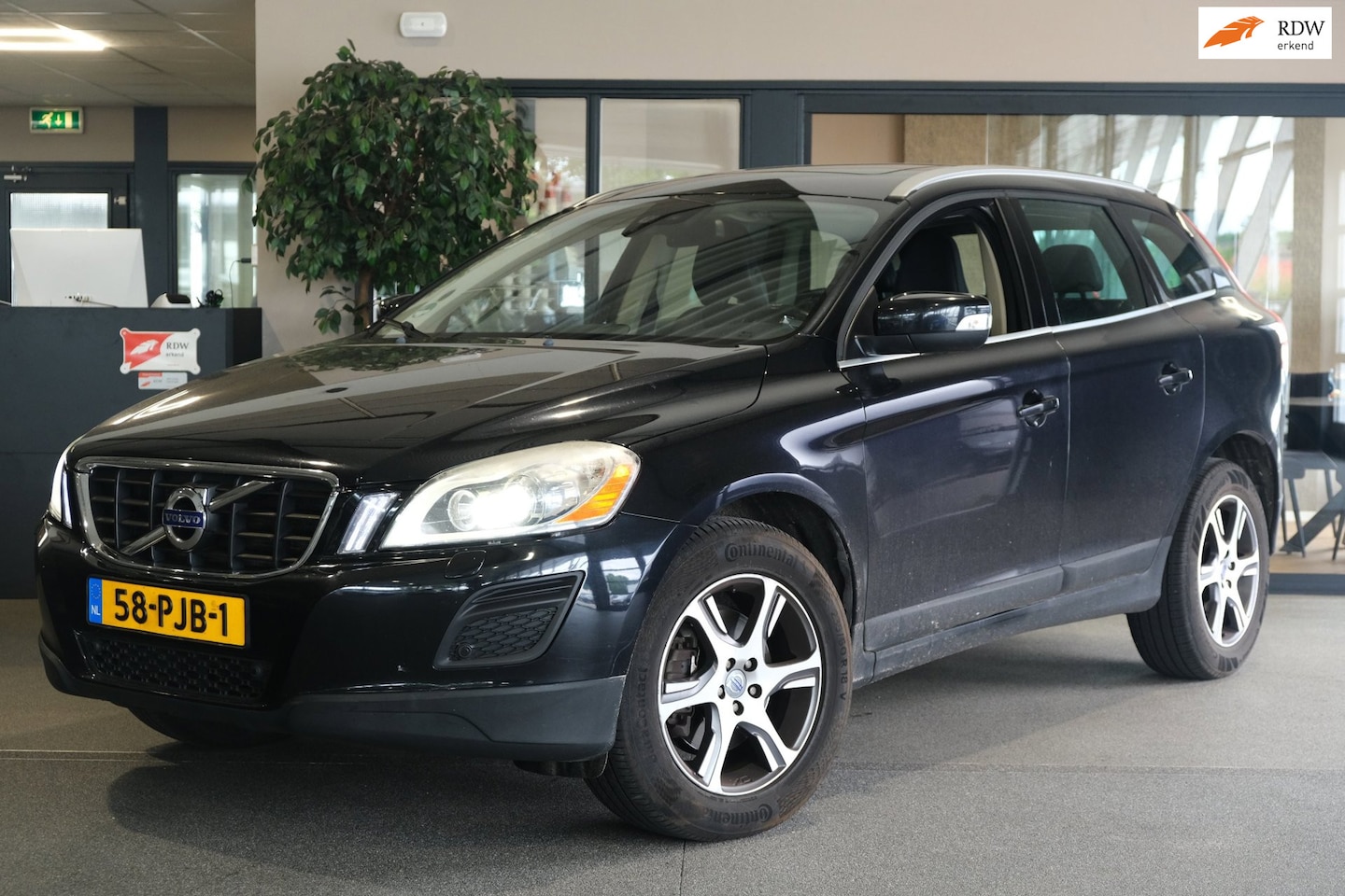 Volvo XC60 - 2.4 D5 AWD Summum AUT Pano Navi Trek Leder Cruise Pdc - AutoWereld.nl