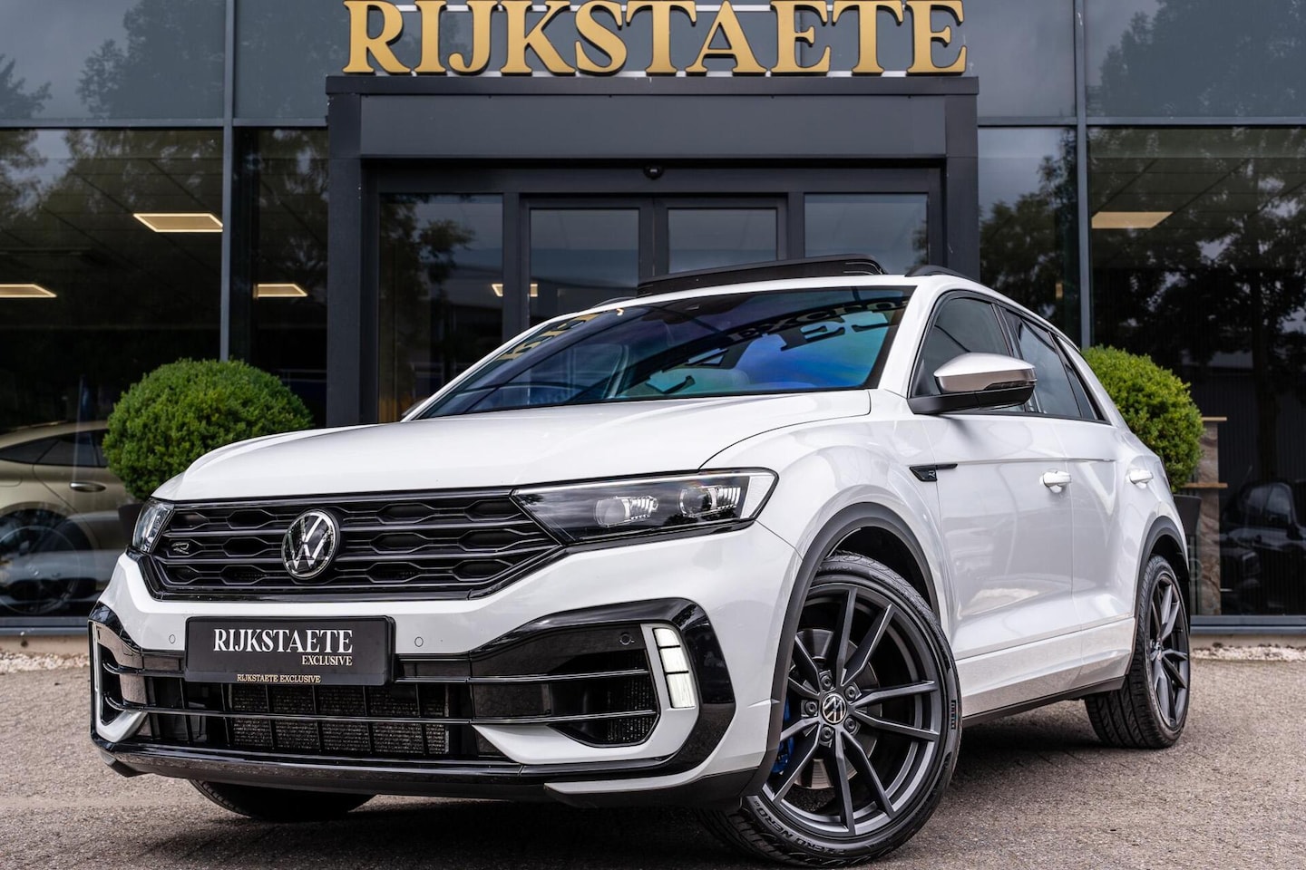 Volkswagen T-Roc - 2.0 TSI 4Motion R|PANO|ACC|AKRAPOVIC|19'' - AutoWereld.nl