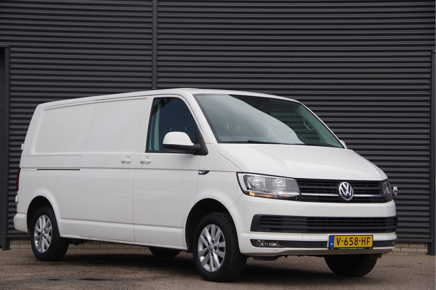 Volkswagen Transporter - 2.0 TDI L2 Highline 3-ZITS, EURO6! NAVI, CRUISE, AIRCO, PARKEERSENSOREN, NAP, NL AUTO - AutoWereld.nl