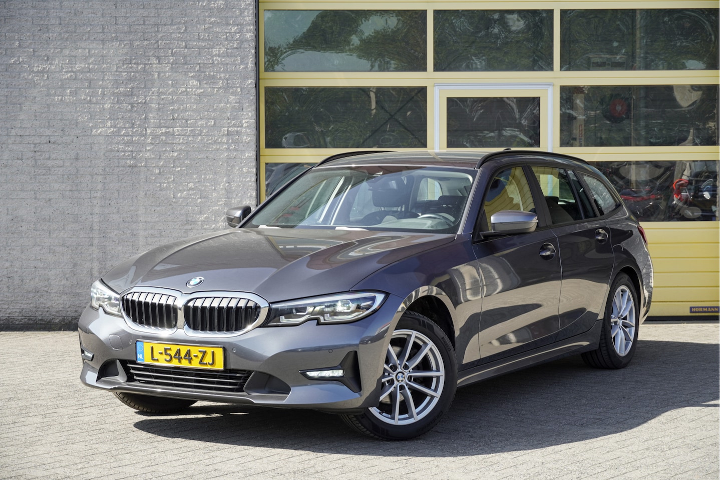 BMW 3-serie Touring - 318i Business Edition BJ2021 Lmv 17" | Led V+A | Pdc | Elek. trekhaak | Elek. achterklep | - AutoWereld.nl