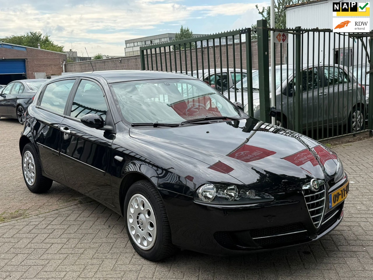 Alfa Romeo 147 - 1.6 T.Spark Business 1e eigenaar airco elektrische ramen cv op afs - AutoWereld.nl