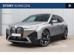 BMW iX - xDrive50 High Executive / Trekhaak / Panoramadak Sky Lounge / Comfort Access / Laserlight