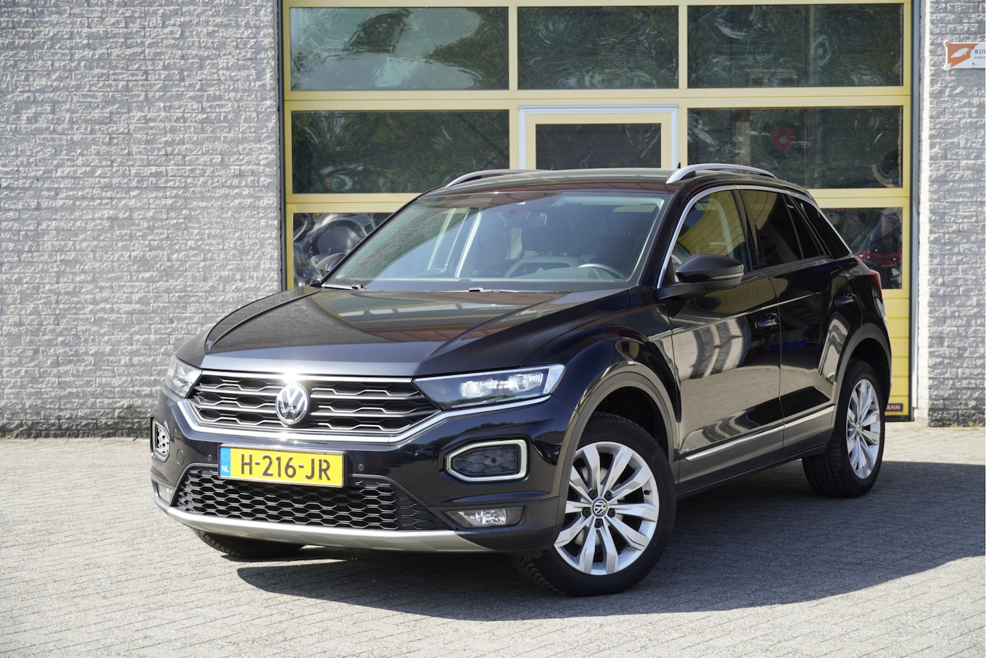 Volkswagen T-Roc - 1.5 TSI 150PK! Sport BJ2020 Lmv 17" | Led V+A | Pdc | App-Connect | Navi | Dashboard verli - AutoWereld.nl
