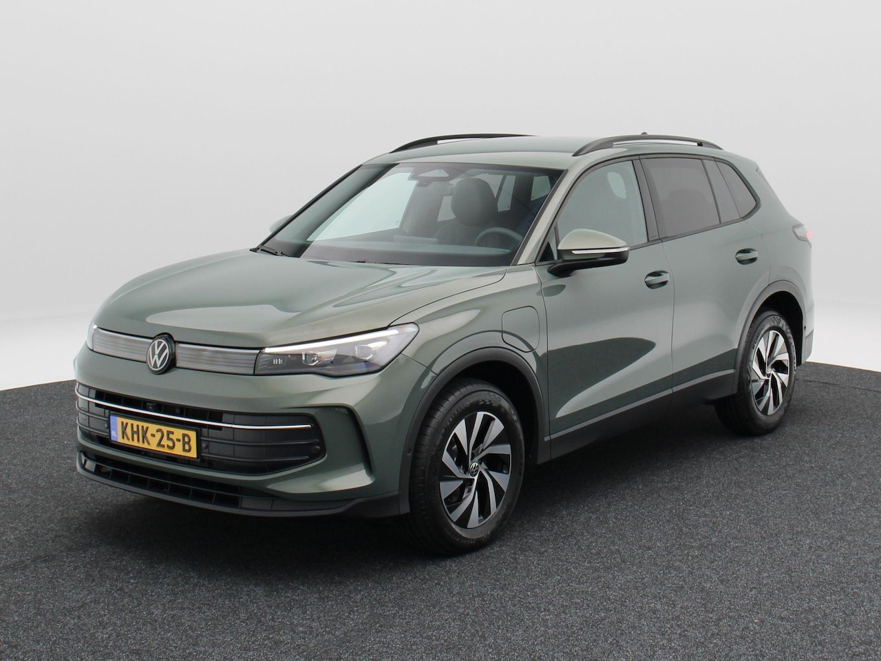 Volkswagen Tiguan - 1.5 eHybrid Life Edition | Trekhaak | Navigatie | Adaptieve Cruise Control | Adaptief Onde - AutoWereld.nl
