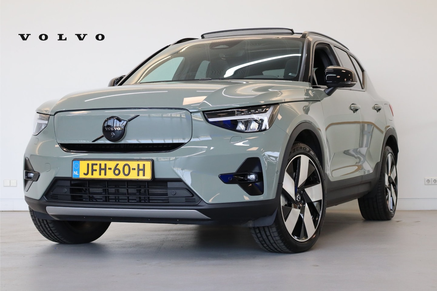 Volvo XC40 - Extended Range 252PK Ultimate 82Kwh | Trekhaak | Panoramadak | 20’’ LM | Black Pack | 360 - AutoWereld.nl