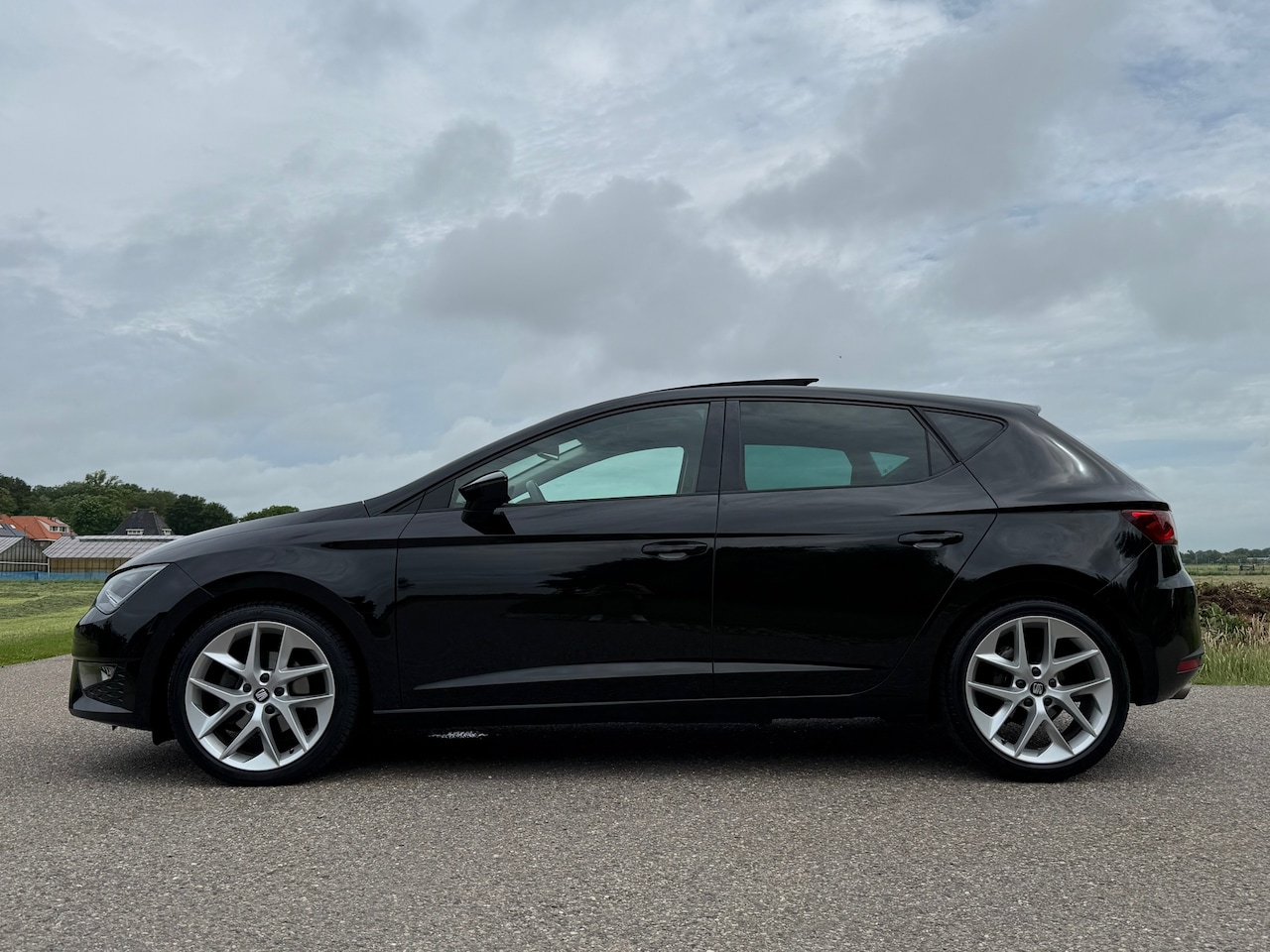 SEAT Leon - 1.4 TSI ACT FR Dynamic | Panoramadak | Leder/Alcantara | Seat Sound | 18" Velgen | Clima | - AutoWereld.nl