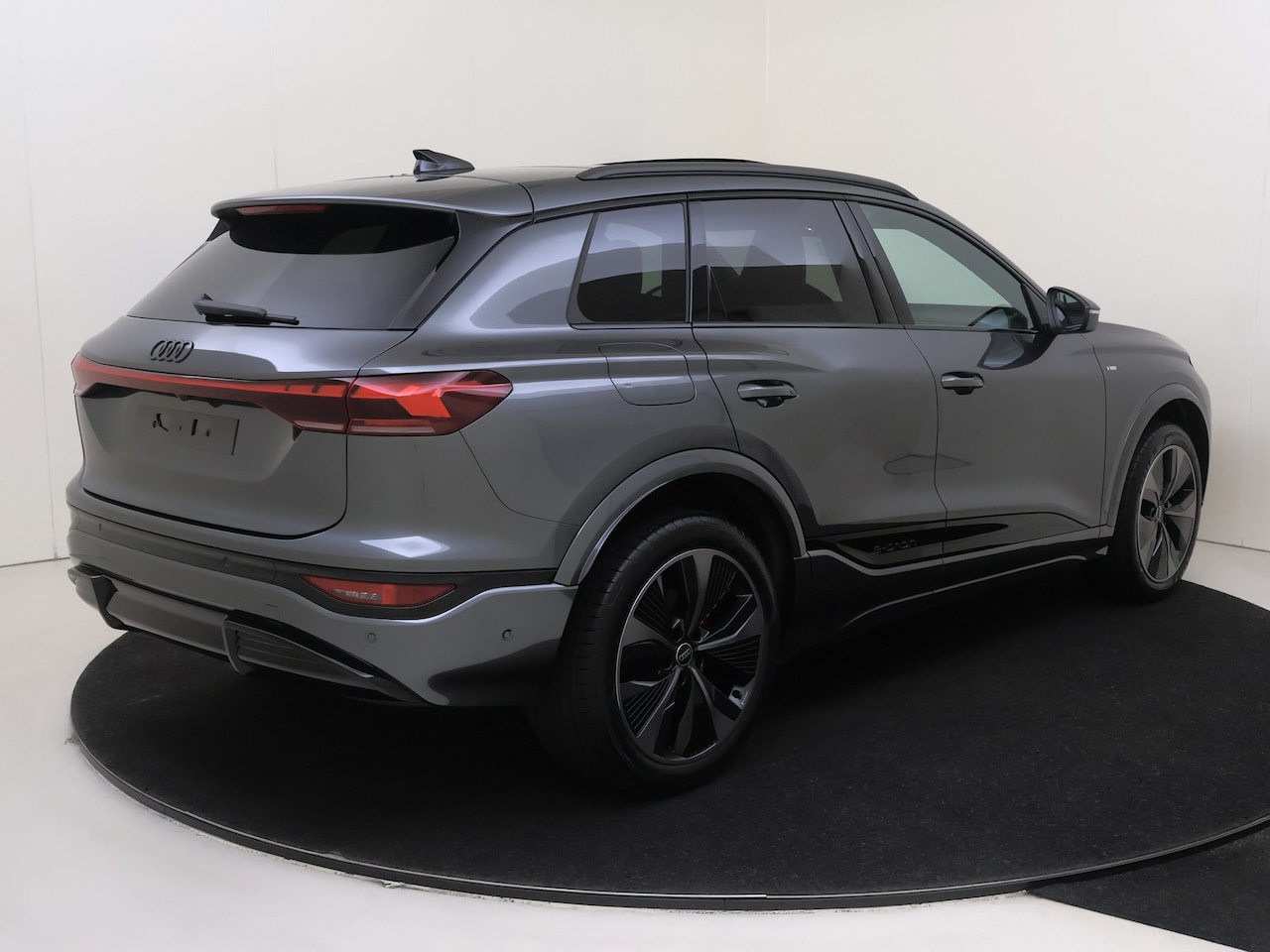 Audi Q6 e-tron - S edition 252pk - AutoWereld.nl