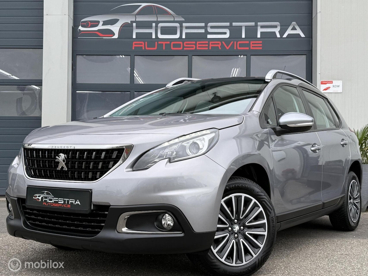Peugeot 2008 - 1.2 PureTech Blue Lion Pano Trekhk CarPlay Distr-Riem-VV - AutoWereld.nl